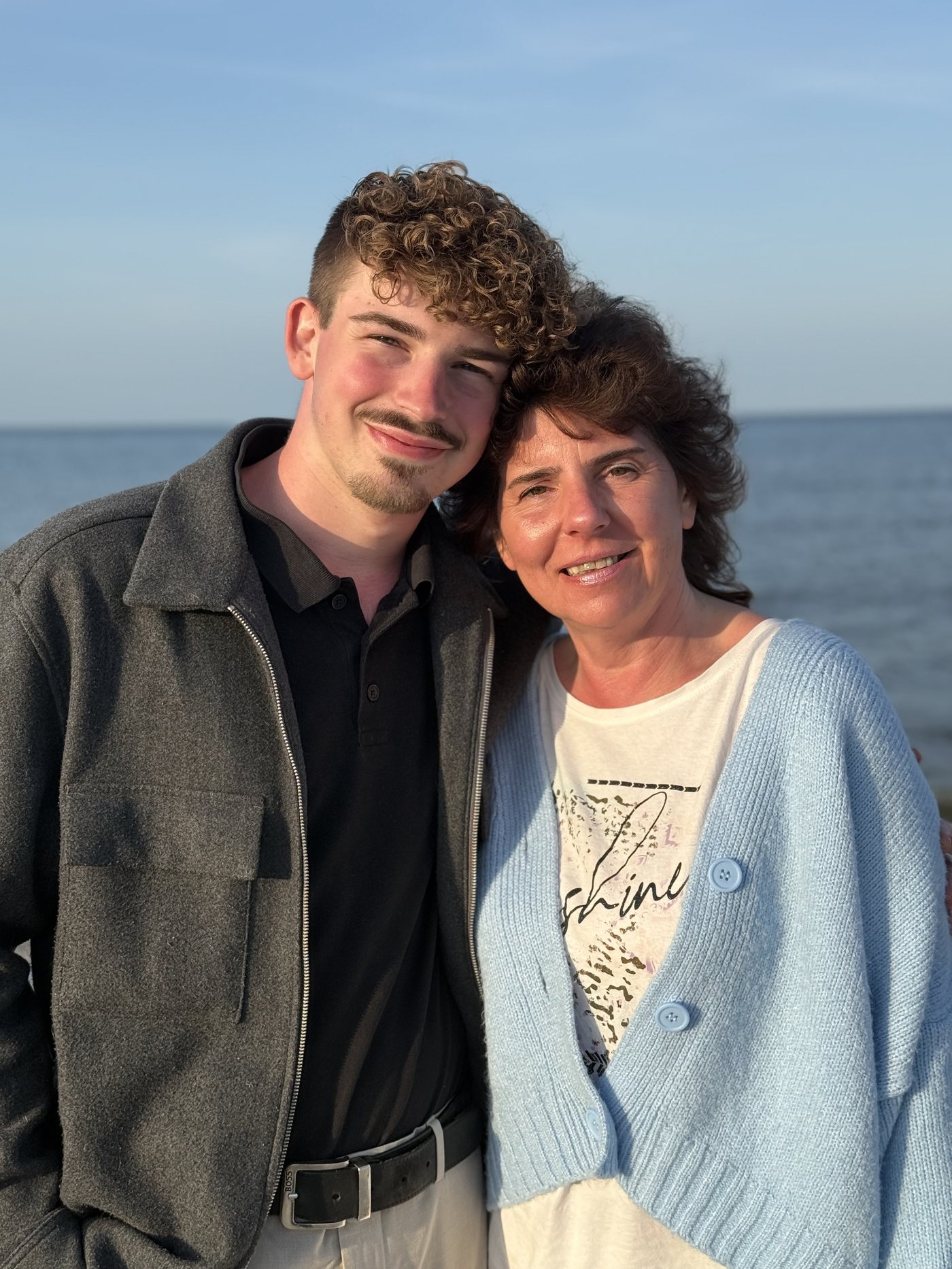 Jacqueline Griska mit ihrem Sohn Felix am Meer