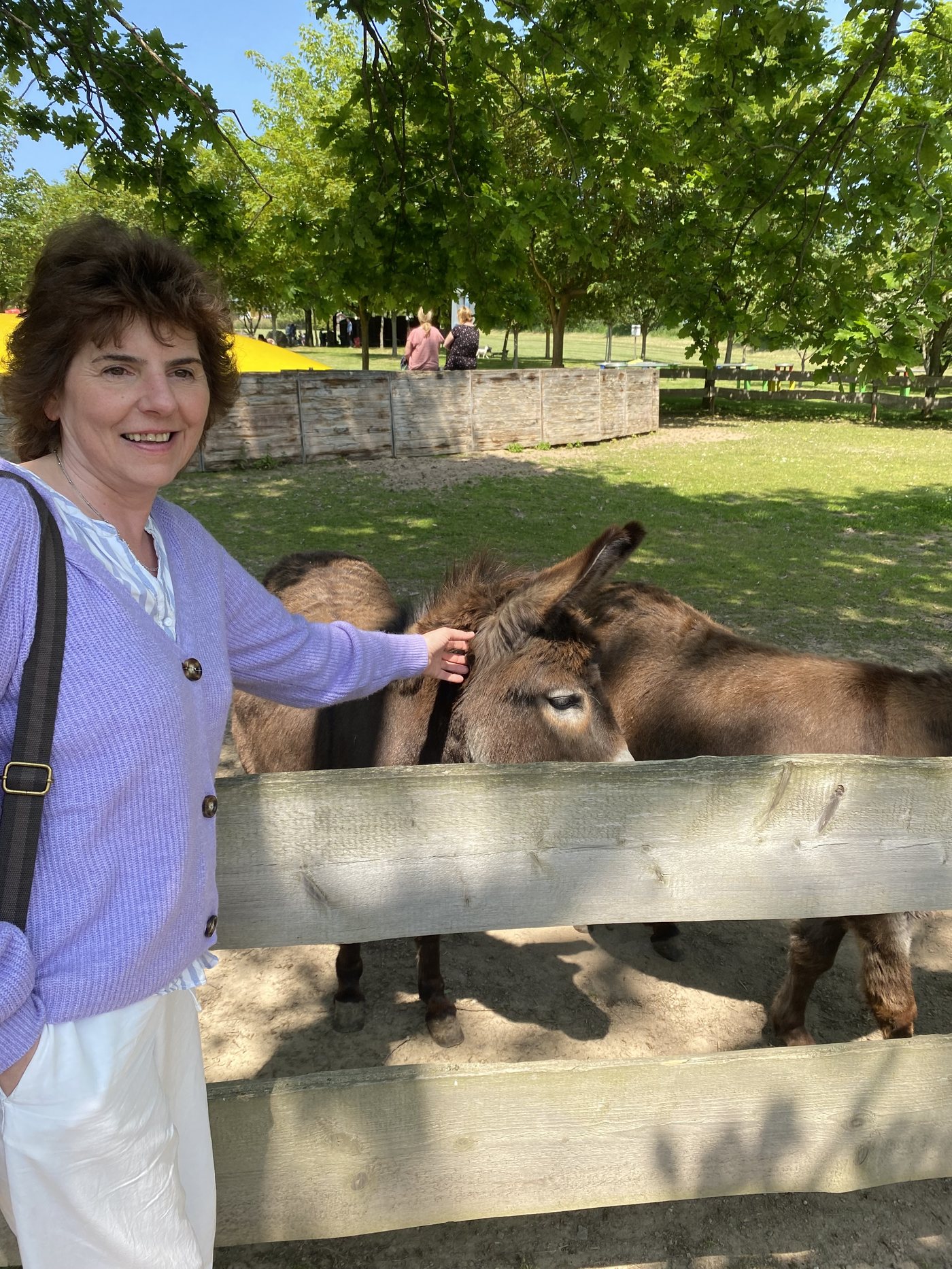 Jacqueline Griska mit Eseln im Gr&uuml;nen
