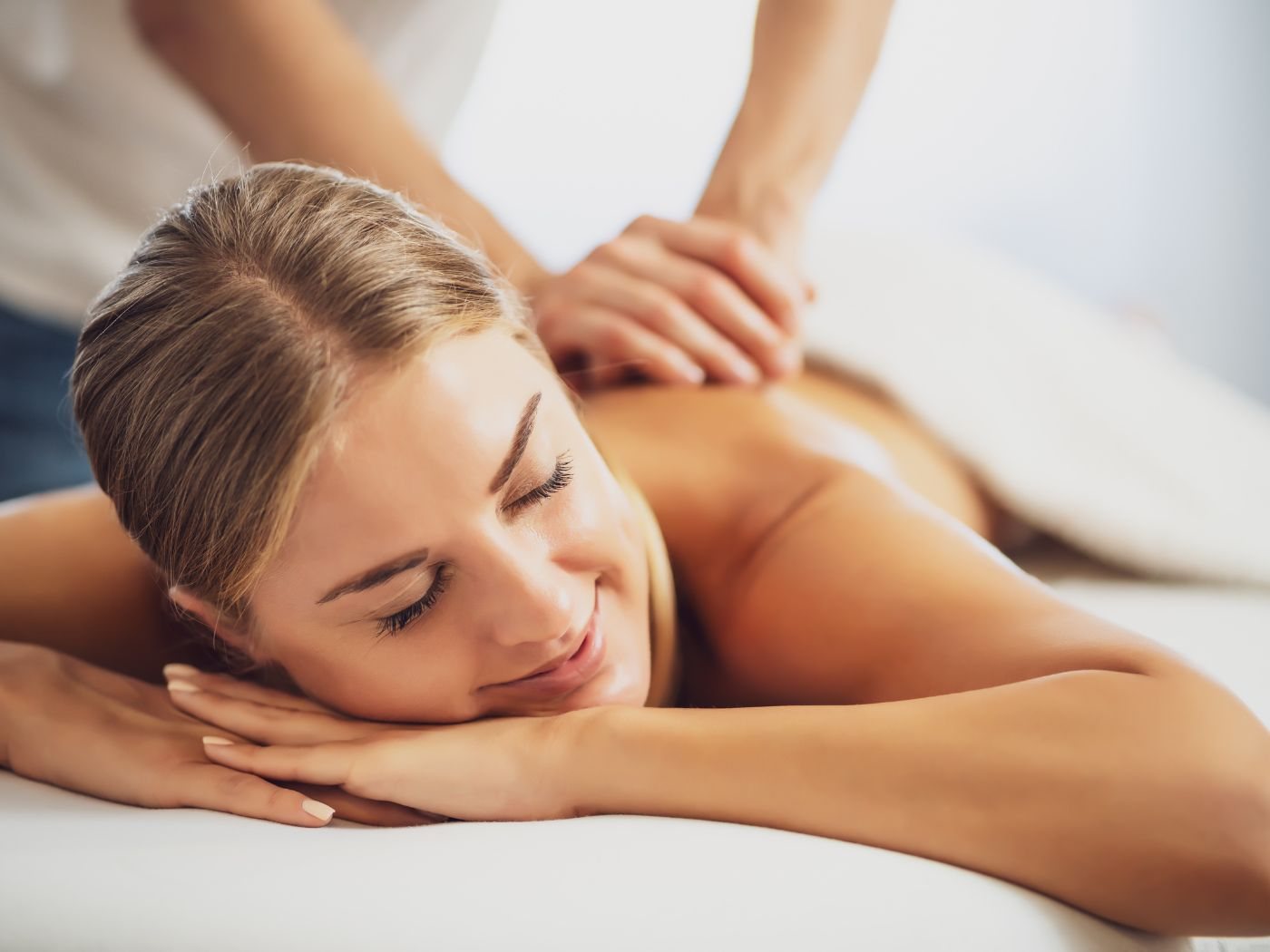 Warme Atmosph&auml;re mit Kerzen und Massage&ouml;l